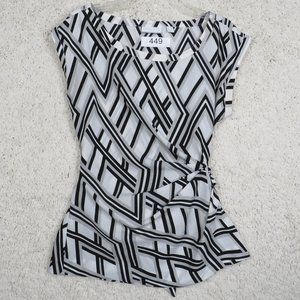 New York & Company* Women's Sleeveless Boat Neck Curved Hem Blouse‎ Size~ XS